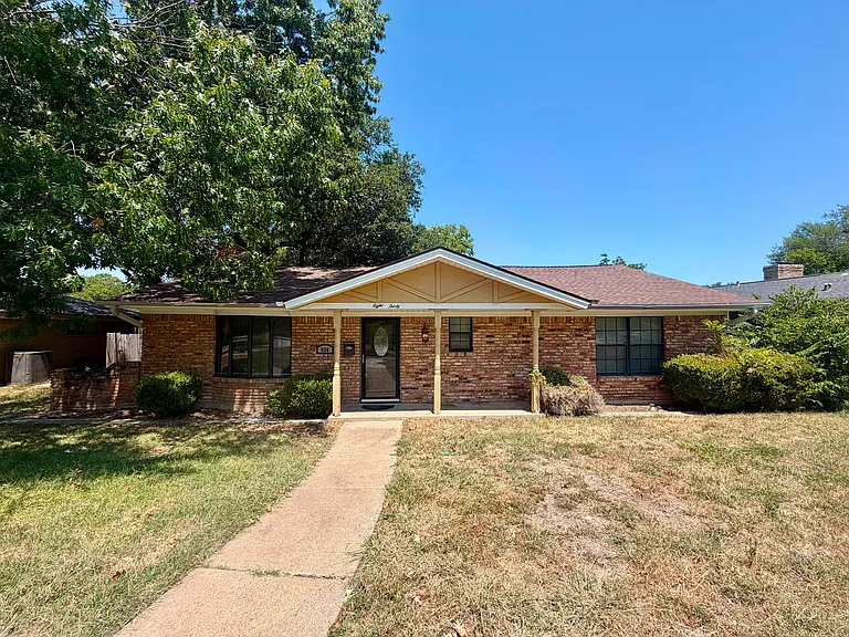 830 Windsor Pl — Photo 1