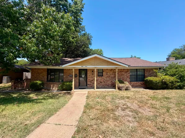 830 Windsor Pl, Grand Prairie, TX 75051