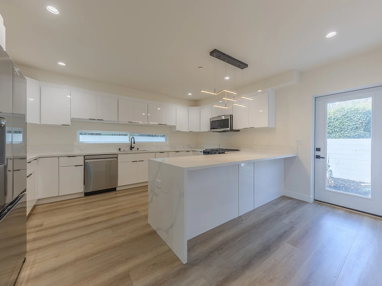 4 bed, 4.5 bath, 2319 sqft, $11,900 — Photo 2
