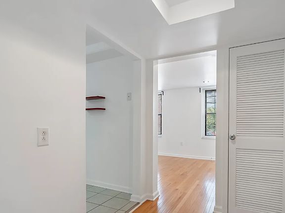 4th image of 626 Carpenter St APT 2