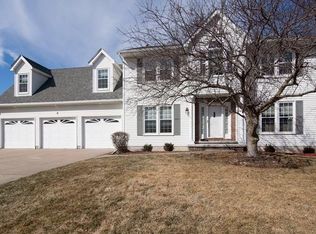 8 Lakeside Cir, Davenport, IA 52807