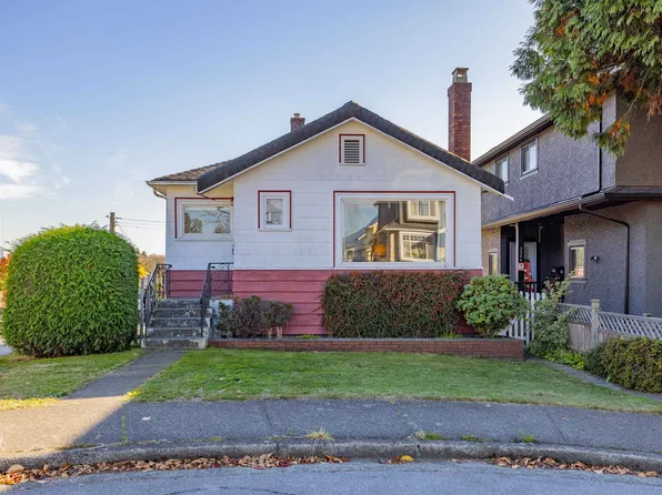3368 Parker St, Vancouver, BC V5K 2V9