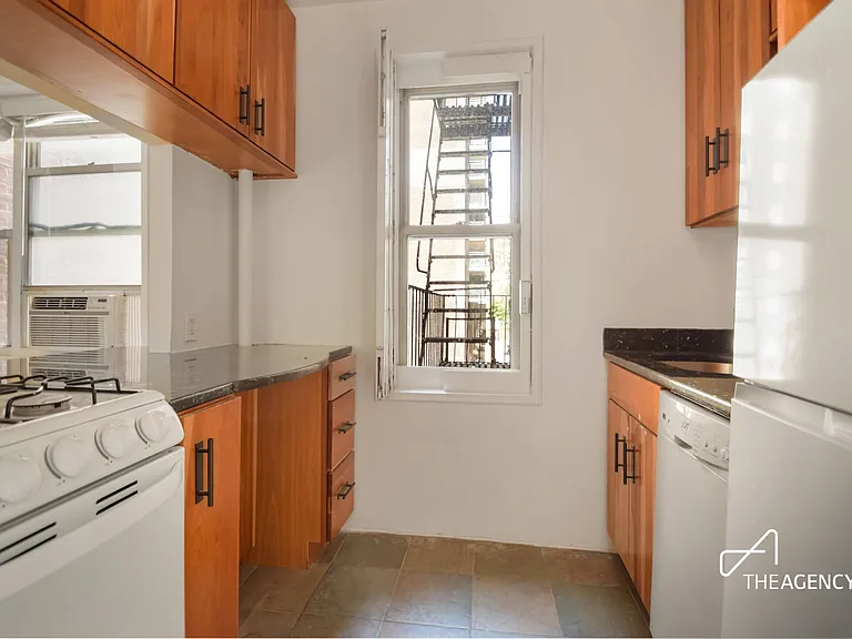 350 E 30th St #3B — Photo 4