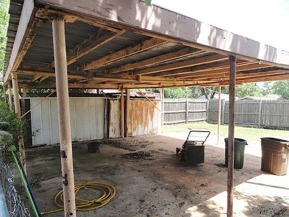2nd image of 906 W Avenue C