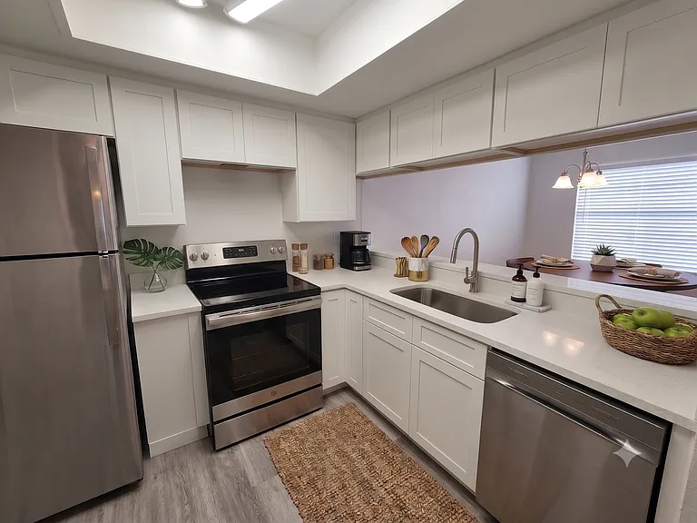 1902 Crystal Grove Dr — Photo 9