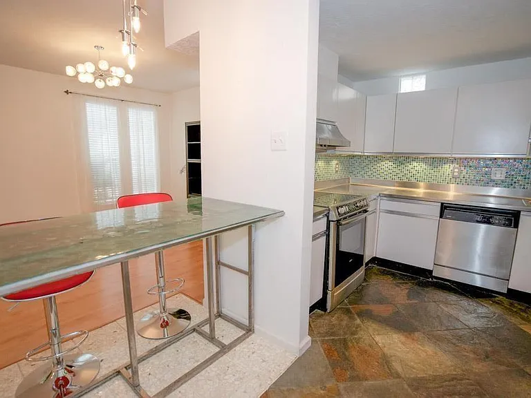 907 Hawthorne St — Photo 2