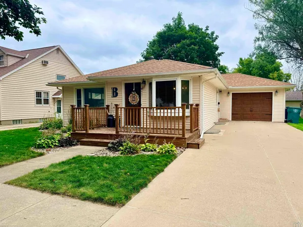 315 2nd St NW, Orange City, IA 51041