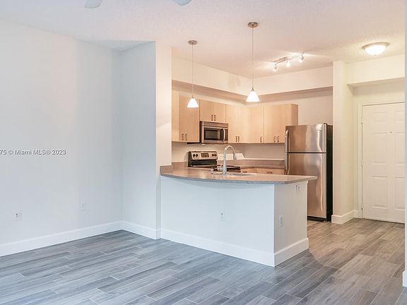 4th image of 533 NE 3rd Ave APT 435