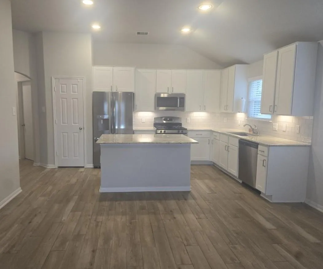 3 bed, 2.0 bath, 1426 sqft, $2,300 — Photo 4