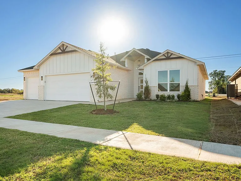 5017 Misty Wood Ln — Photo 1