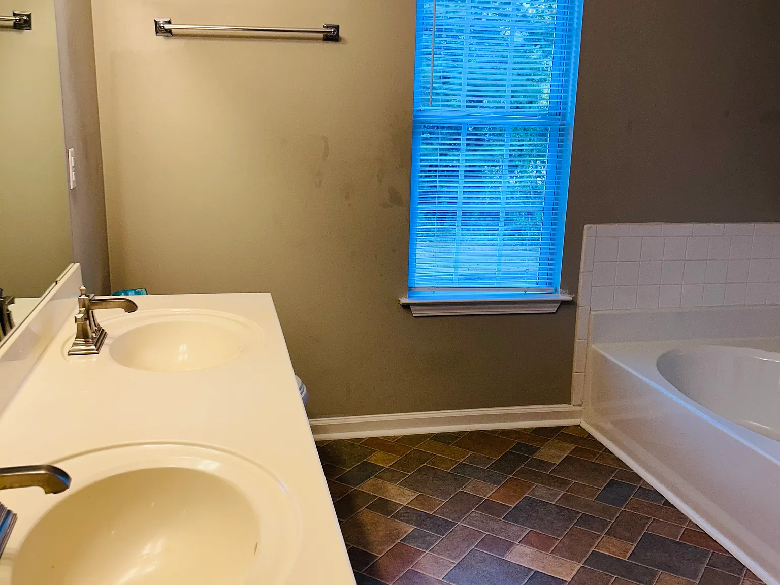 3 bed, 1618 sqft, $2,000 — Photo 2