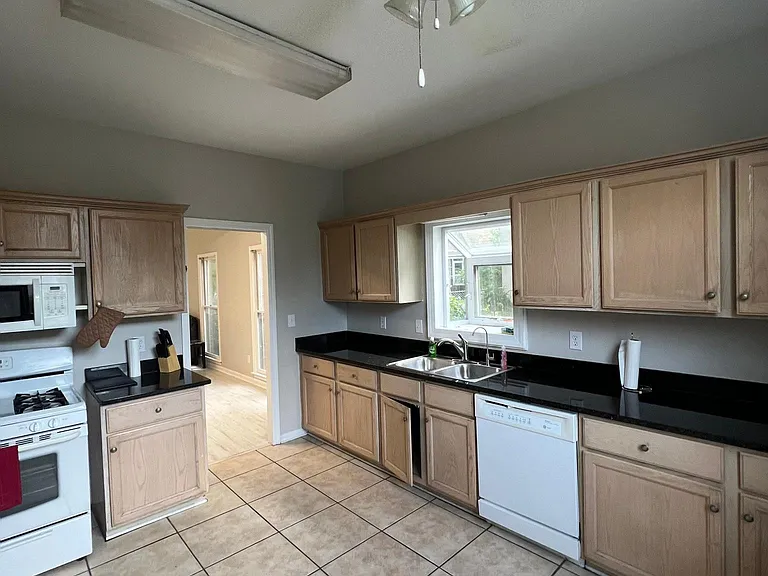 321 Maryland Ave — Photo 7