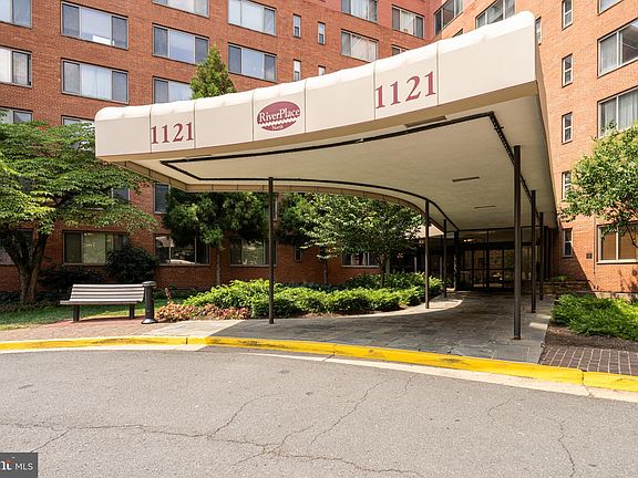 4th image of 1121 Arlington Blvd APT 631