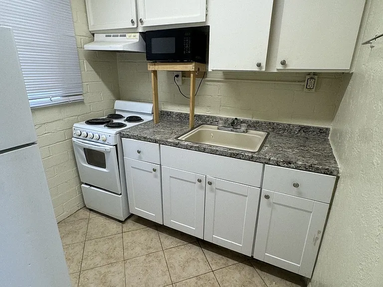 303 W Flores St — Photo 2