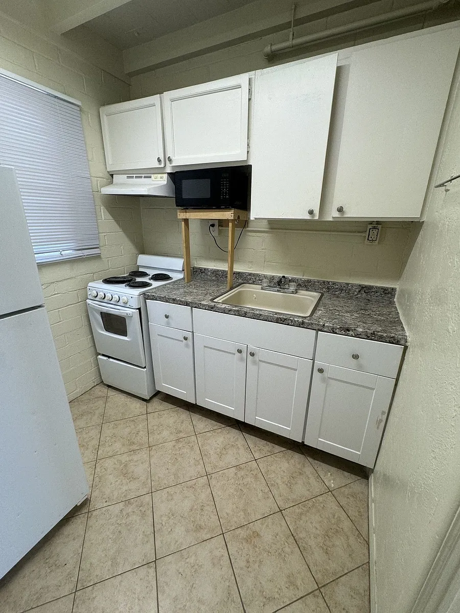 Building Photo - 303 W Flores St