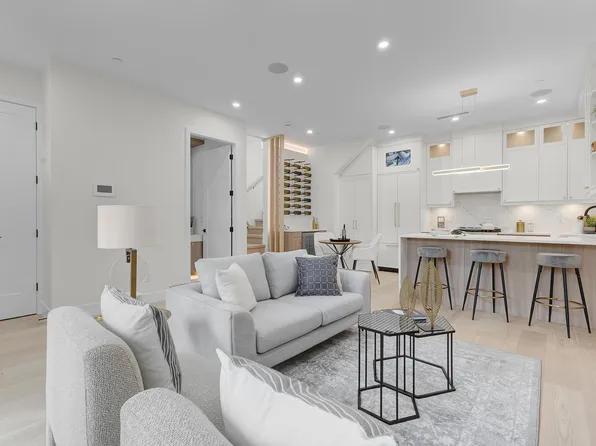 182 Ontario Pl #1, Vancouver, BC V5W 1S2