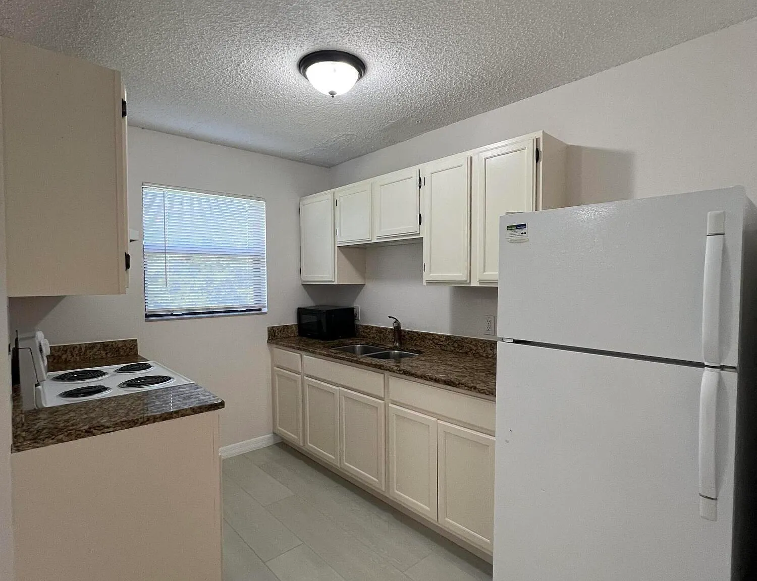 2 bed, 1.5 bath, 990 sqft, $1,450 — Photo 3