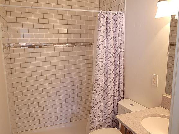 4th image of 132 Victorian Ave APT D