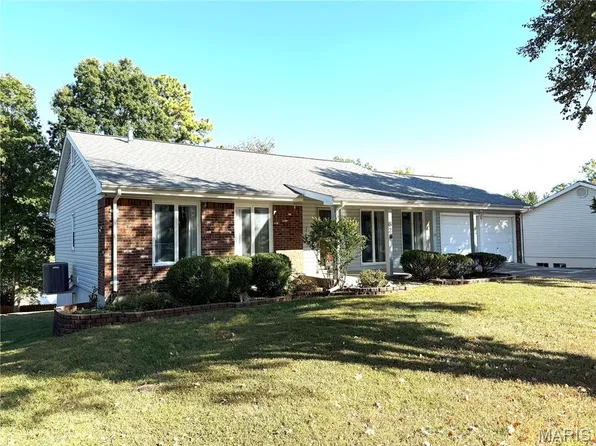 828 Country Heights Ct, Ballwin, MO 63021