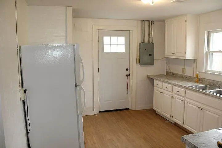 425 N Athenian St — Photo 7