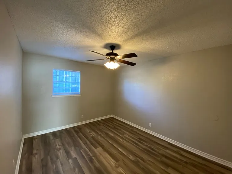 La Mesa Apartments — Photo 18