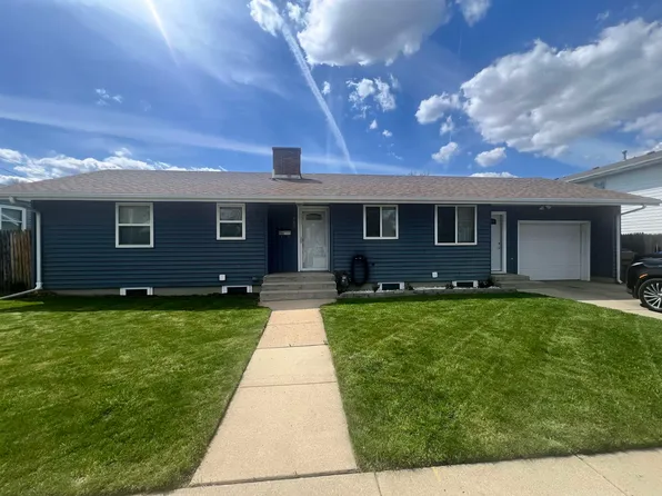 605 8th St NW, Minot, ND 58703