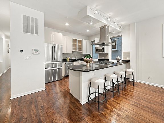 5th image of 853 N Wood St #1