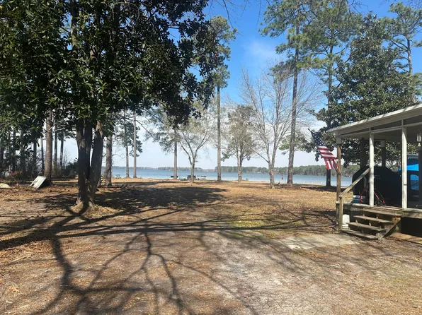 425 Lake Moultrie Dr, Bonneau, SC 29431