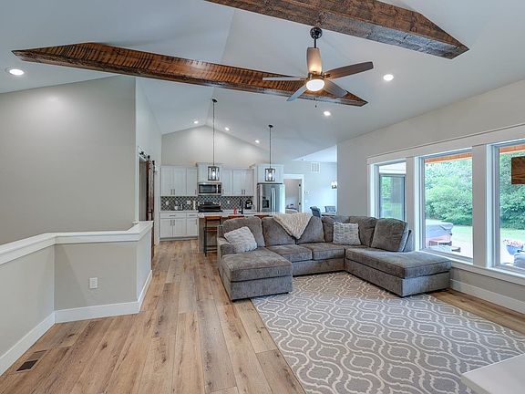 4th image of 2116 Eastridge Dr