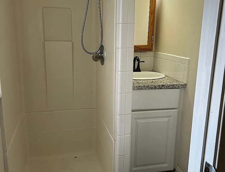 484 Van Buren St #1 — Photo 14