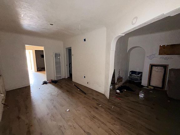 4th image of 2044 E Tyler Ave