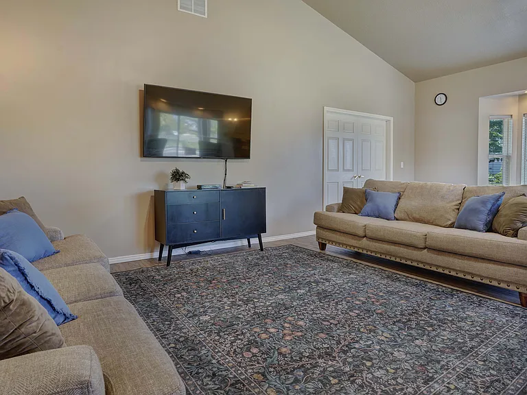 Hanbury Manor Apartments — Photo 48