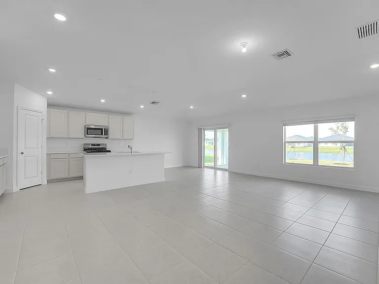 6394 NW Windwood Way — Photo 4