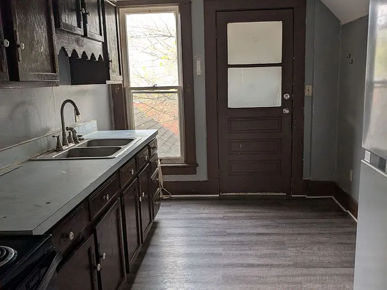 604 Middlebury St — Photo 1
