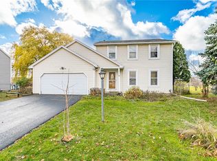 6 Woodsmeadow Ln, Rochester, NY 14623