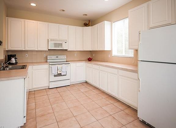 4th image of 7841 Stratford Dr