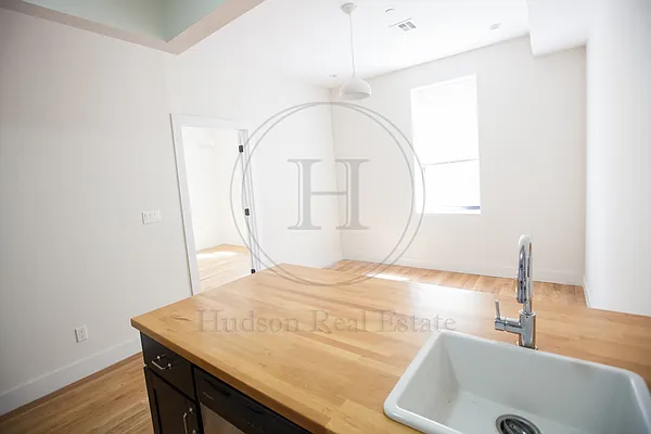 Rented by Hudson Real Estate International LLC | media 3