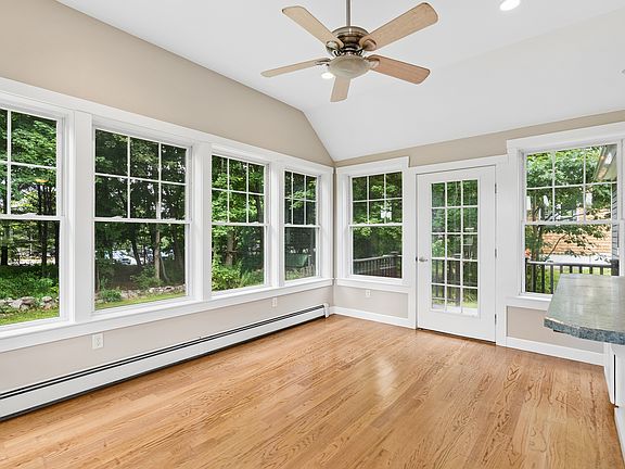 4th image of 31 Longfellow Dr