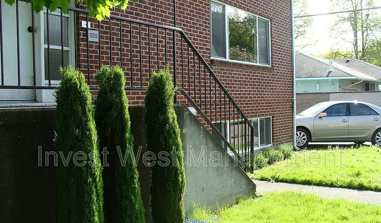 1944 Hudson St #11 — Photo 2