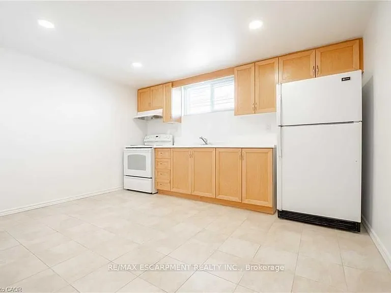 134 Marcella Cres #B — Photo 7