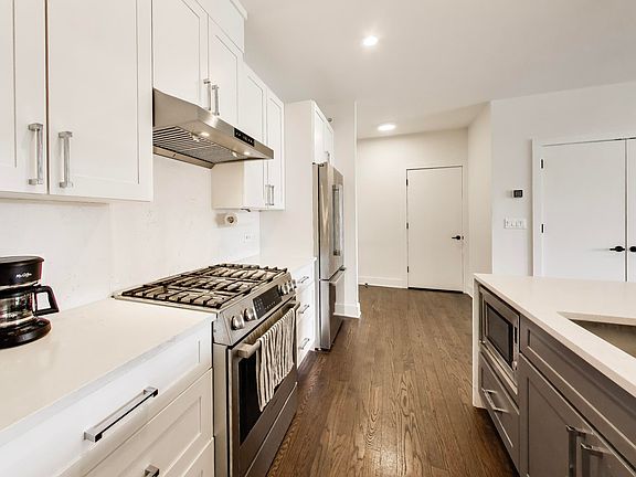3rd image of 3001 N Southport Ave #403