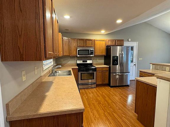 4th image of 70 Pin Oak Ln