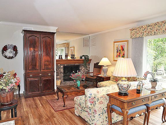 2nd image of 648 Dauphine Ct Unit C