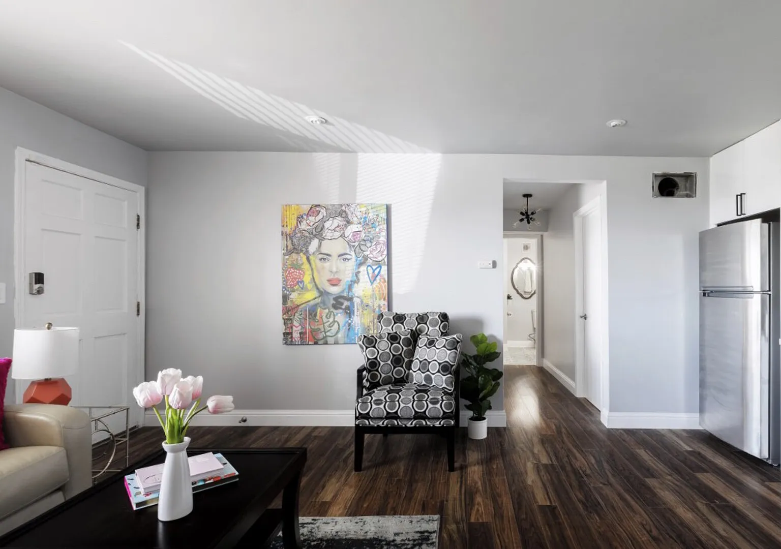 Adorable 1-bedrooms with gorgeous view and patio — Photo 4