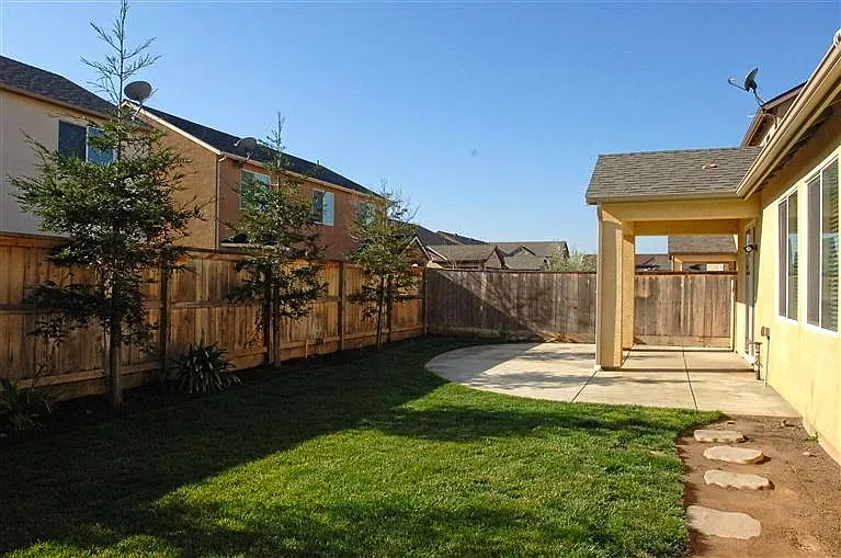 4044 Heritage Ln — Photo 2
