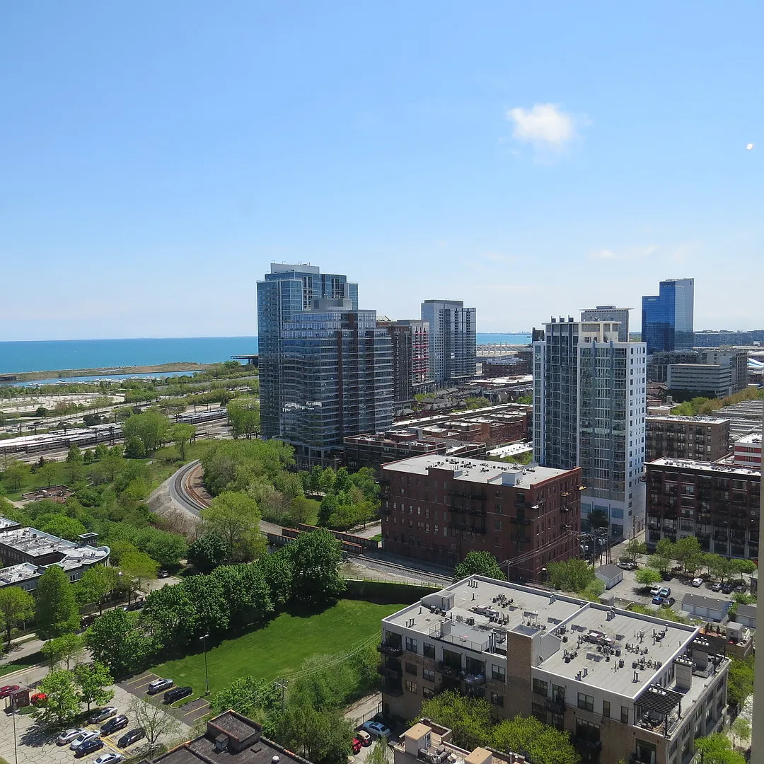 2 bed, 1000 sqft, $3,050 — Photo 3