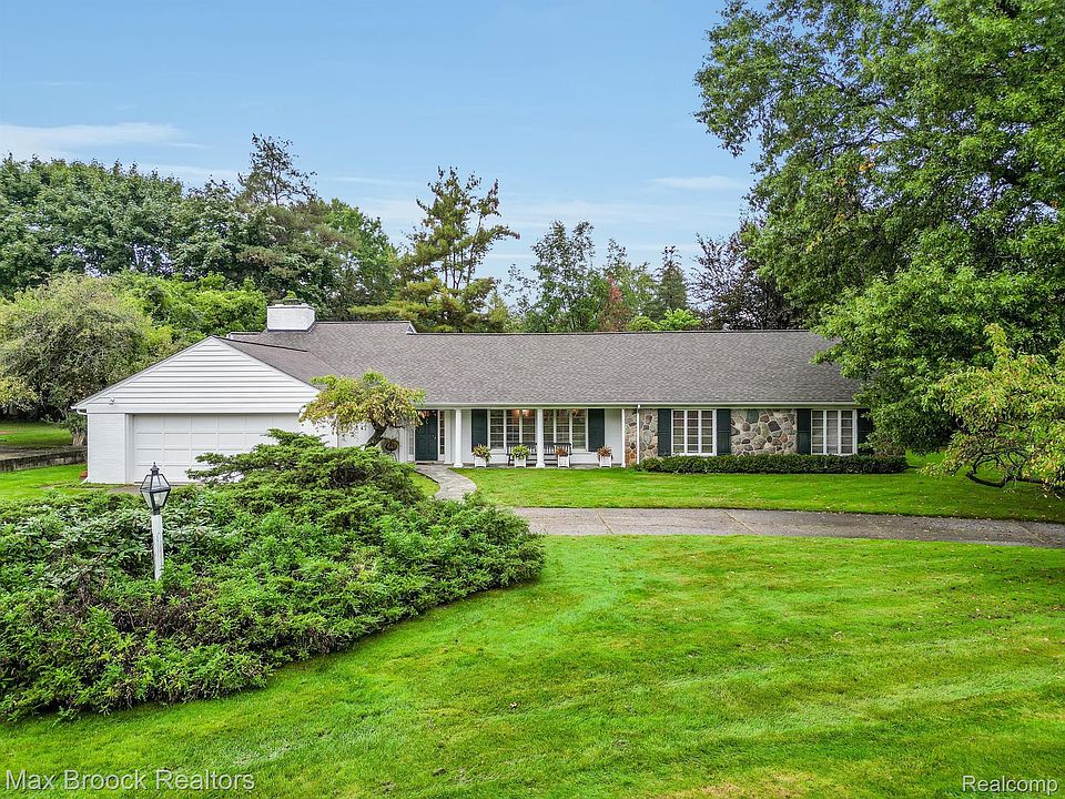 1st image of 27490 Lakehills Dr