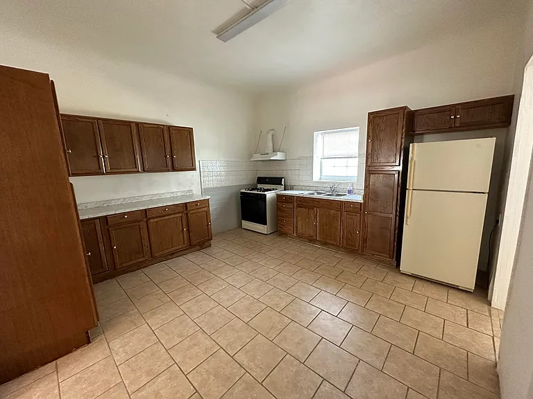 902 Orange St — Photo 9
