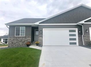 325 Blairs Ferry Rd, Hiawatha, IA 52233