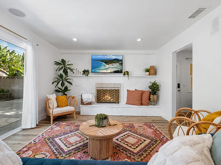 16002 Warren Ln — Photo 1